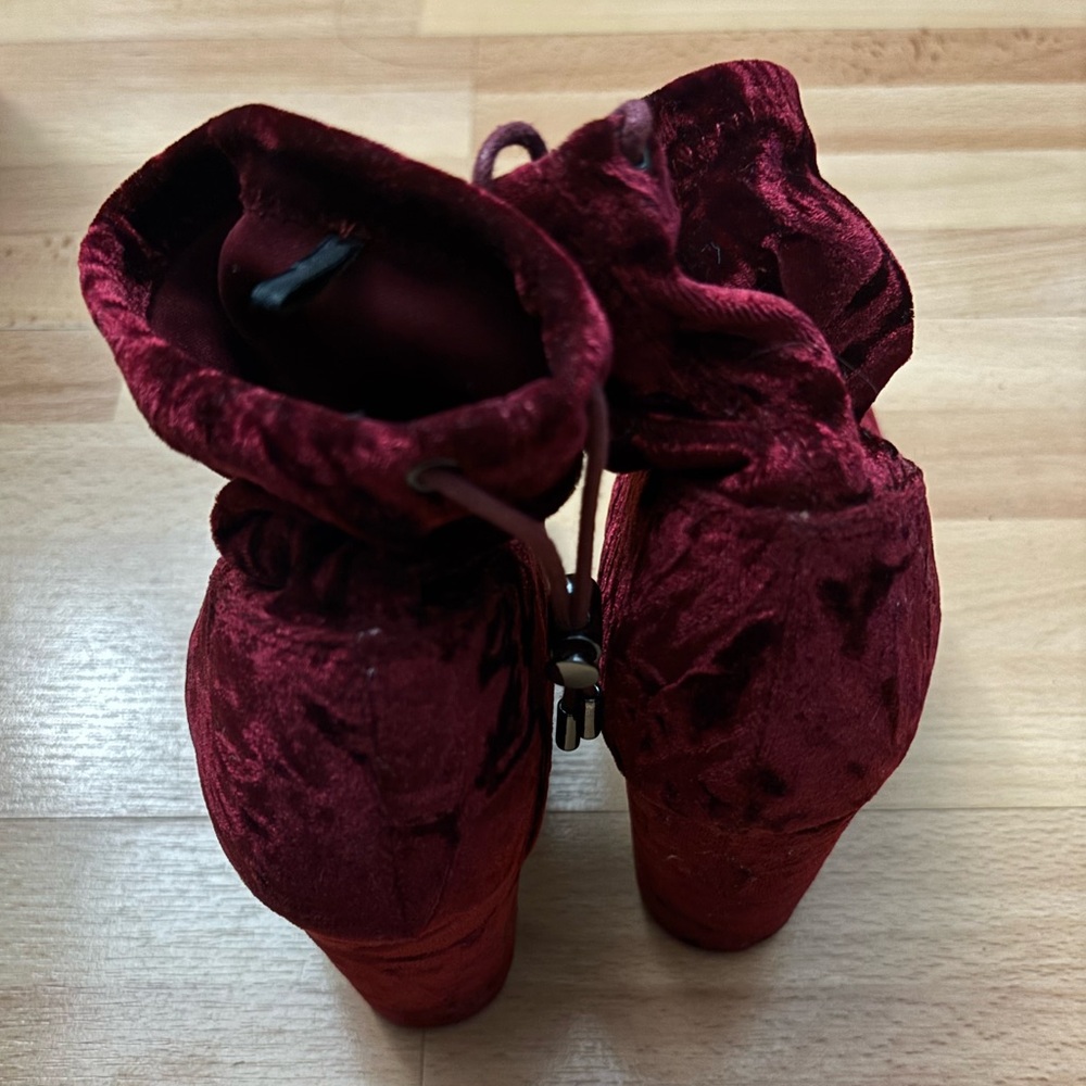 Faux Suede Taupe Block Heel 3” Booties Size 9 Burgundy Red GNO - Picture 2 of 8